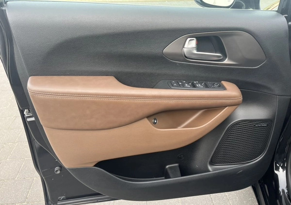 Chrysler Pacifica cena 134900 przebieg: 121000, rok produkcji 2018 z Łomża małe 466